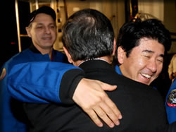 喜びを分かち合う土井さん