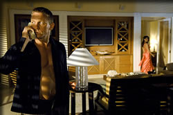 あたりをうかがうボンド