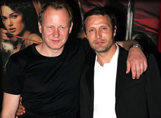 マッツ・ミケルセン(右)