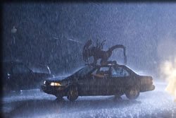 車を襲うエイリアン