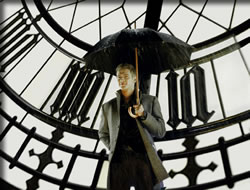 ビッグベンの針を背に