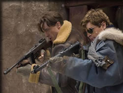 息子のアレックス(右)