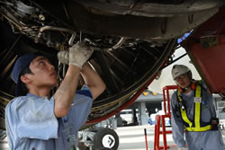必死の若手整備士