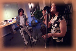 熱唱するミミさん