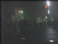 闇の中、逃げ惑う人々