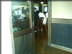 入口から中を望む