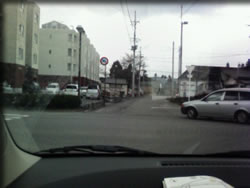 見慣れた白いアパート