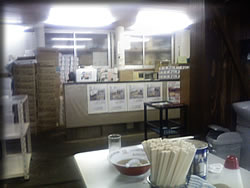 山積みの箱ラーメン