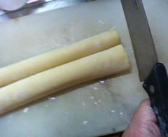 ラーメン棒を二本並べる