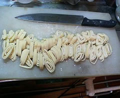 切り終えたラーメン