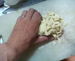 揉んで縮れを付ける