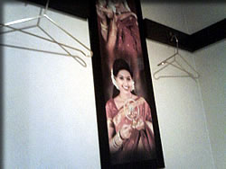 壁のポスターとハンガー