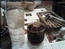 ラム・コーラ（中央）