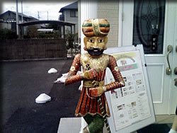 立っているインド人