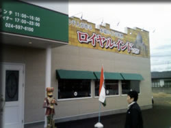 入口へ向かうケイコ