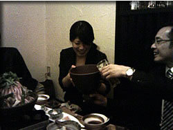 土鍋の蓋でお酒を飲む由紀ちゃん