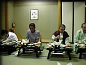 黙々と食べる・・