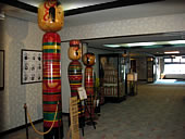 ロビーの巨大コケシ