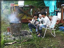 ゴミの後片付けをするヒノちゃん