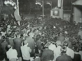 街頭テレビに群がる群衆