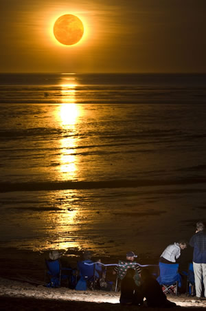 昇り始める満月