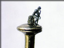 釘の頭で“考える人”