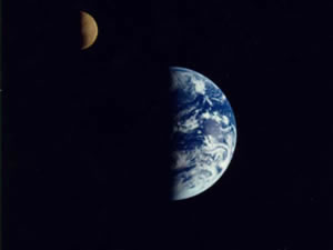 遠ざかりつつある月