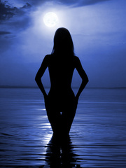 ミステリアスなムーン・・と美女（？）