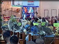 巨大な教会での結婚式