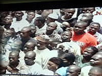 順番待ちをする人たち