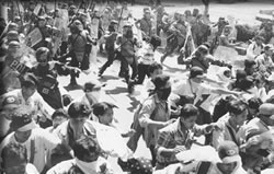 軍に鎮圧される反政府集会