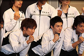 完成記者会見にて