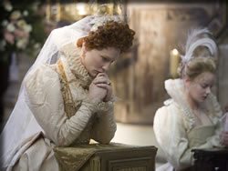 教会で祈る女王